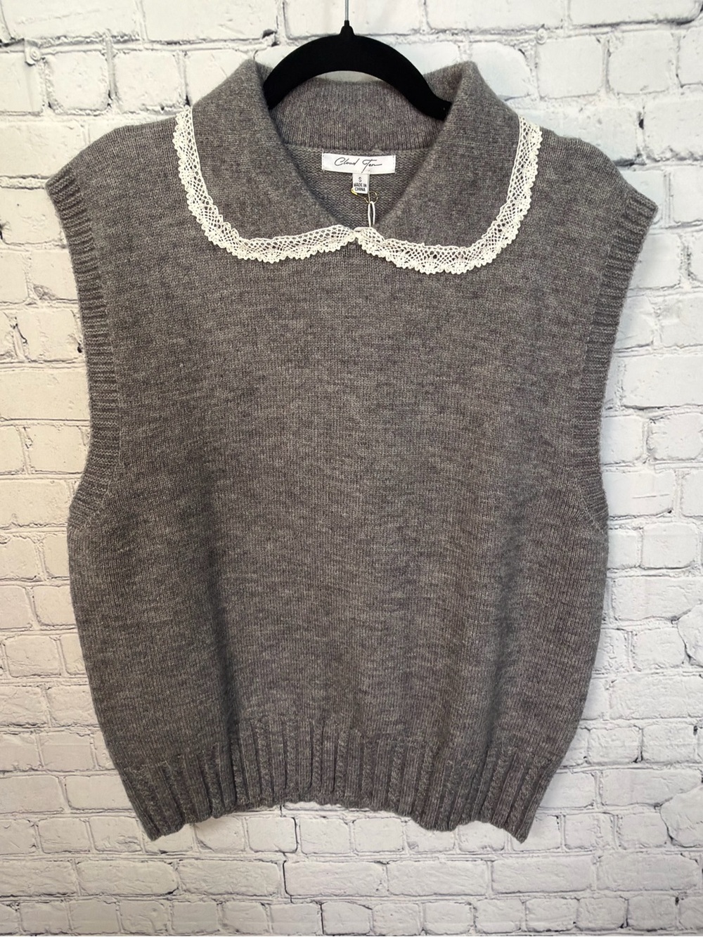 Cloud Ten Classic Gray Sleeveless V-Neck Sweater Vest with Lace Collar